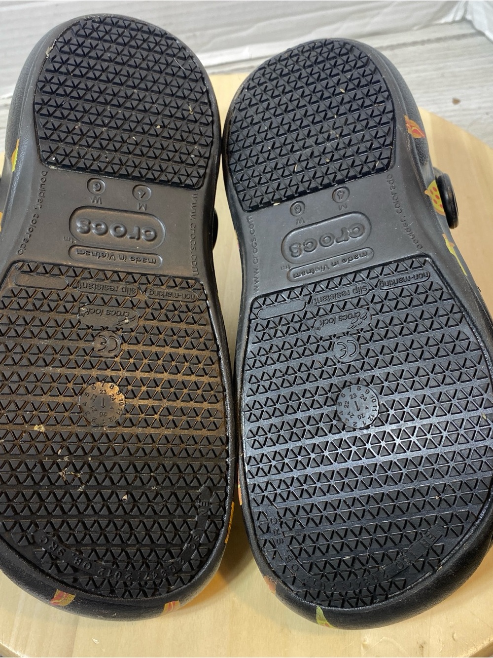 Crocs Bistro Women’s Food Print Clogs Black Pizza Burger Hot Dog Size W6 - Picture 9 of 10